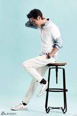 组图：丁子峻化身秋日暖男鬼马魅力四射