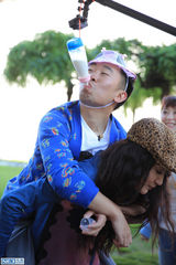 组图：左岩为美食签生死状 最辣汉堡辣哭杨迪