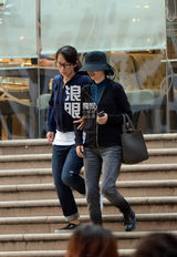 独家：冯小刚女儿穿校服活泼可爱 与徐帆亲昵