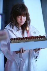 组图：陈妍希生日被骗拍露脐写真饿出人鱼线