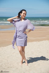 组图：章子怡法国出席电影节 光脚踩沙灿笑迷人