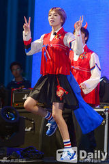 组图：韩星孙艺珍刘在石珉豪等为国足加油