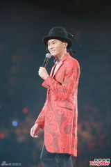 组图：张智霖开唱裸身美女环伺 袁咏仪领衔助威