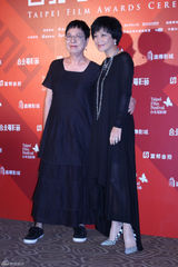 组图：台影奖郭采洁花裙俏皮 许玮宁深V性感