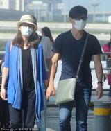 组图：甜蜜升级！吴奇隆刘诗诗手牵手现身机场