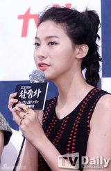 组图：郑容和出席发布会 帅气西装似王子