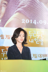 独家：宋慧乔素净 姜东元戴眼镜似哈利波特