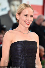 组图：威尼斯开幕红毯 艾米-莱安穿抹胸裙亮相