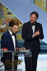 组图：评委会大奖诞双黄蛋 25岁导演多兰落泪