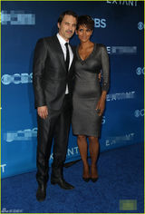 组图：哈利-贝瑞紧身裙露半球 与老公秀恩爱