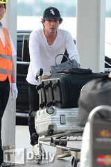 组图：韩星赵宰贤不惧公款吃牛肉传闻出国