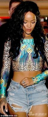 组图：蕾哈娜深夜赴海边派对 豹纹三角泳裤吸睛