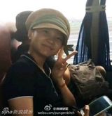 组图：林妙可七夕出游 引帅哥索要合影