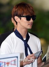 组图：东方神起孔侑等现身 胡茬微露不拘小节