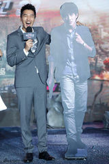 组图：赵又廷不介意圆圆有亲密戏 她是专业演员