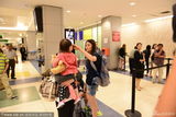 组图：李小鹏娇妻短裤秀美腿 小奥莉撒娇萌到爆