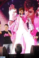 组图：罗志祥上海演唱会 花40万重做演出服