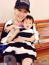 组图：金志文妻子晒母女合影 宝宝张嘴吐舌卖萌