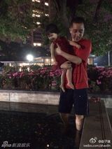 组图：赵子琪晒温馨主妇生活 路金波带女儿玩耍