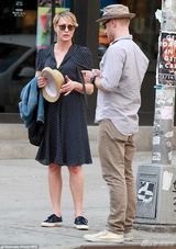 组图：48岁纸牌屋女主角罗宾与小男友恩爱出街