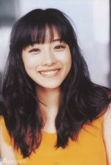 组图：日星石原里美揉头发斗鸡眼微笑频卖萌