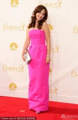 组图：佐伊-丹斯切尔粉裙娇艳亮相红毯