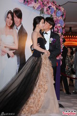 组图：陶喆吻新娘脸颊秀恩爱 豪华礼车接亲