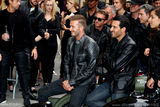 组图：贝克汉姆时装周演绎皮衣诱惑 群模簇拥