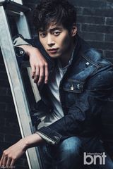 组图：韩星金载沅拍写真 杀人微笑展熟男魅力