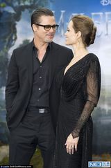 组图：皮特朱莉情侣装恩爱亮相 牵手深情对望