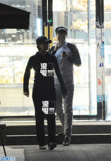 组图：朱丹周一围夜会逛街 甜蜜牵手似老夫老妻