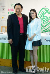 组图：韩星闵孝琳亮相 白衣长发清新范儿