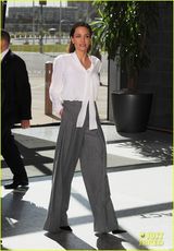 组图：朱莉白裙赴终结性暴力峰会 致辞捍卫女权