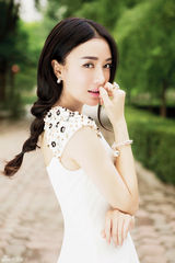 组图：秦岚大片夏日清凉 白衣清纯红裙妩媚