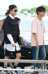 组图：韩团VIXX现身机场 呆萌酷帅魅力足