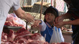 组图：萌娃熊爸集市卖菜 陆毅靠美色吸引买主