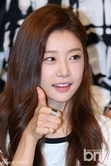 组图：Girls Day素珍优雅白裙出席记者会