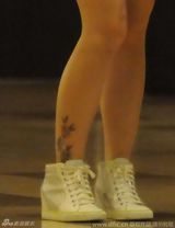 组图：柳岩露脐装遇热情粉丝合影 小腿纹身抢眼