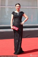 组图：郝蕾黑色亮片礼服裙亮相雍容华贵