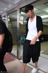 独家：柯震东面无表情步出台北家门出席记者会