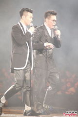 组图：张学友郑秀文等红馆开唱致敬张耀荣