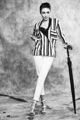 组图：柳岩曝中性硬朗写真 铿锵玫瑰帅气干练