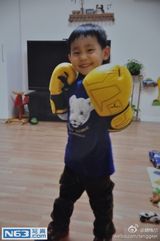 组图：腾格尔老来得子 微博发6岁儿子照片