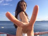 组图：Angelababy海边美照秀曲线 剪刀手卖萌