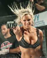 组图：美国办内衣摔跤锦标赛 女选手穿内衣肉搏