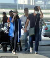 组图：甜蜜升级！吴奇隆刘诗诗手牵手现身机场