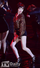 组图：BoA与EXO-K劲歌热舞助阵MCD十周年