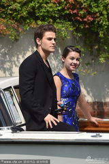 组图：吸血鬼Stefan乘快艇逛威尼斯 揽萝莉超模