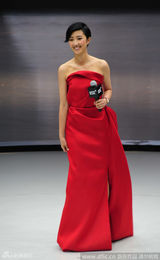 组图：桂纶镁与雷神克里斯同台 大红礼服瞄帅哥