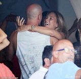 组图：芭儿-莱法利比基尼出海 与光头男友激吻